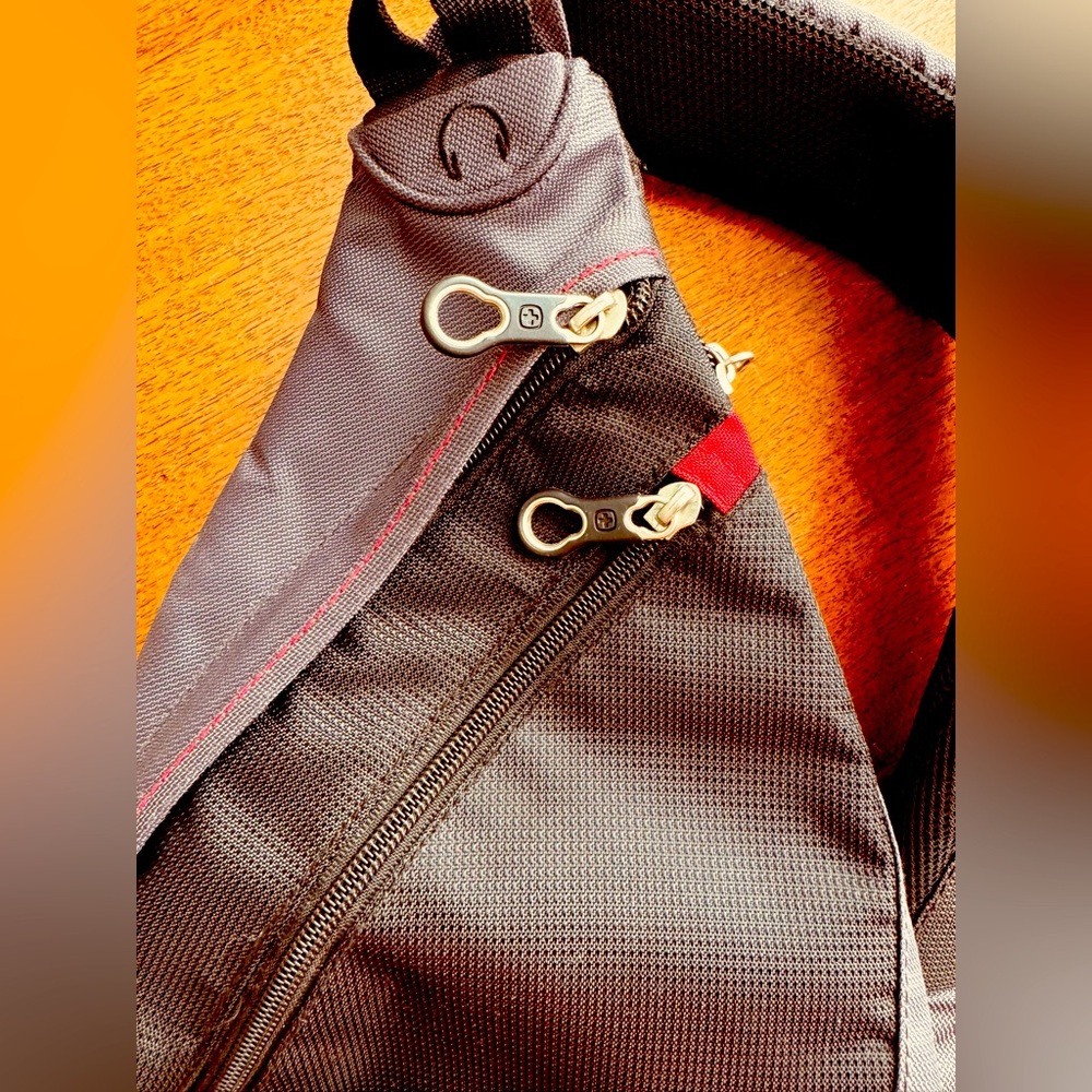 🚨VINTAGE SWISSGEAR TECH SLING BAG/ 10 liter/ black - Picture 2 of 8